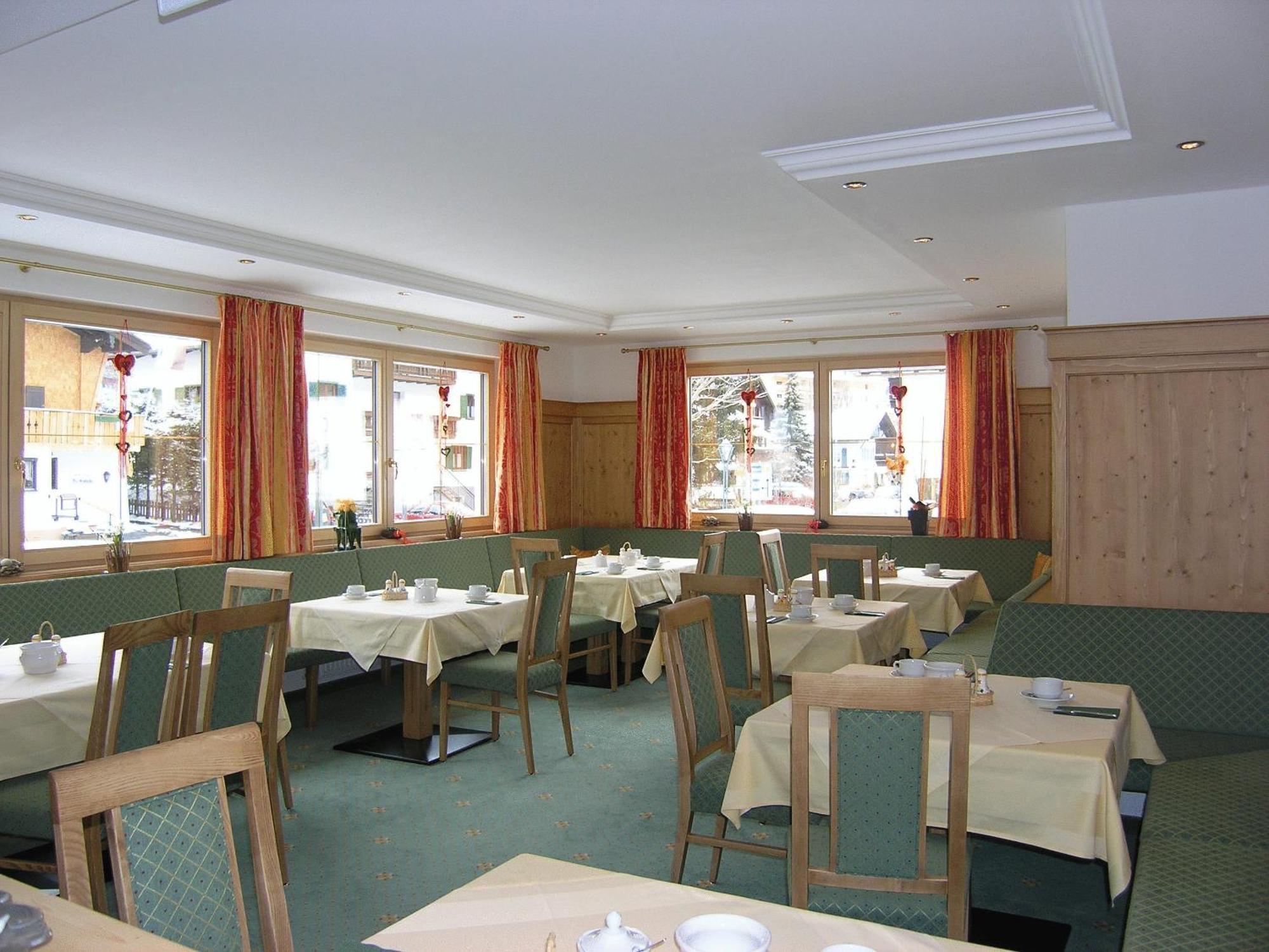 Hotel Dr Otto Murr B&B Sankt Anton am Arlberg Bagian luar foto