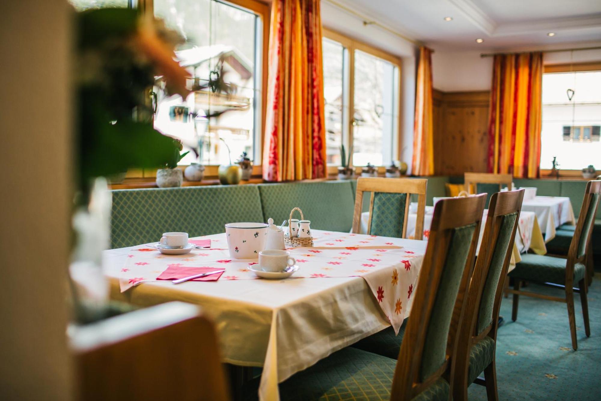 Hotel Dr Otto Murr B&B Sankt Anton am Arlberg Bagian luar foto